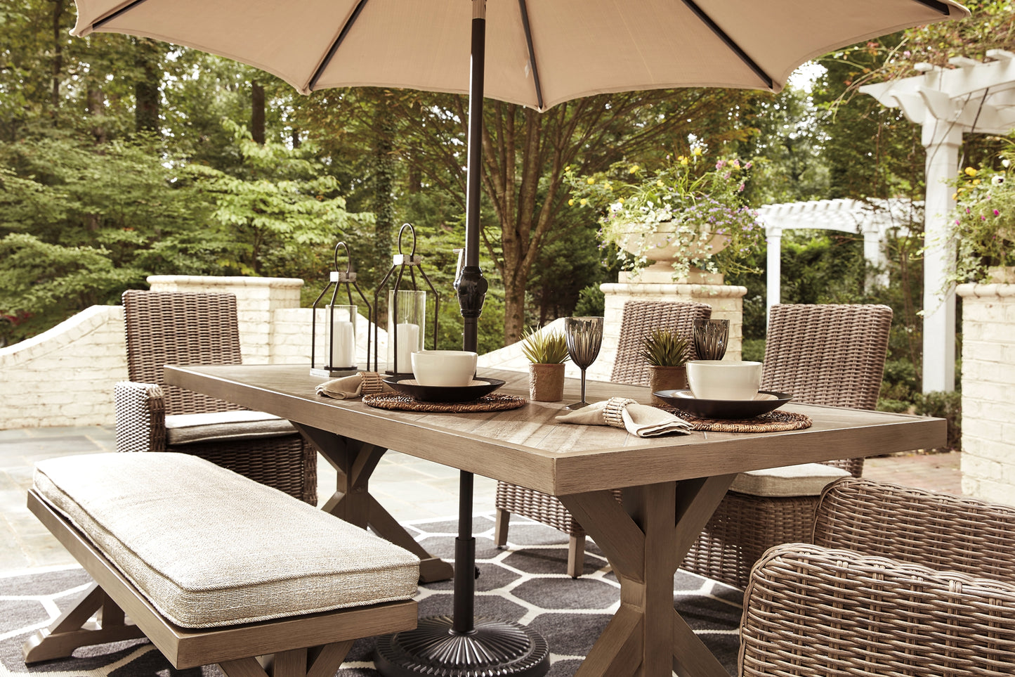 Mesa de comedor rectangular Beachcroft con UMB OPT