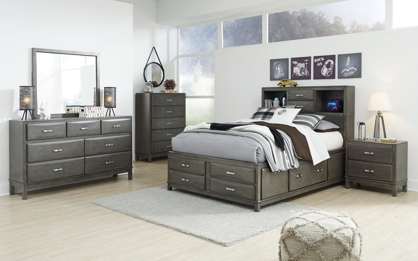 Cama Caitbrook con 8 cajones y cómoda con espejo