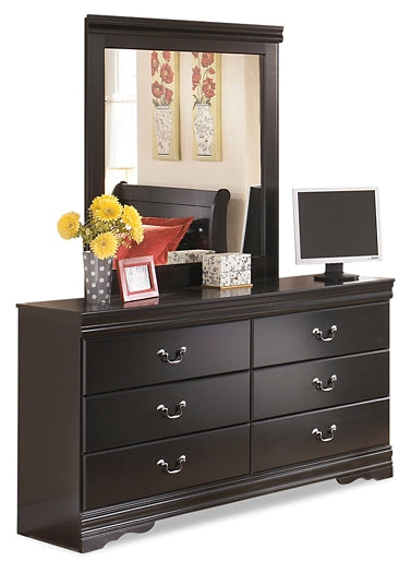 Huey Vineyard Sleigh Bed With Mirrored Dresser