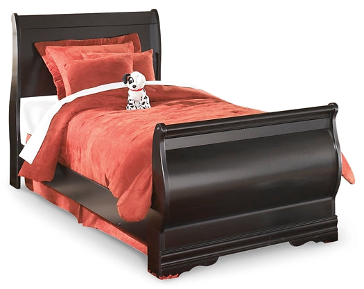 Huey Vineyard Sleigh Bed With Mirrored Dresser