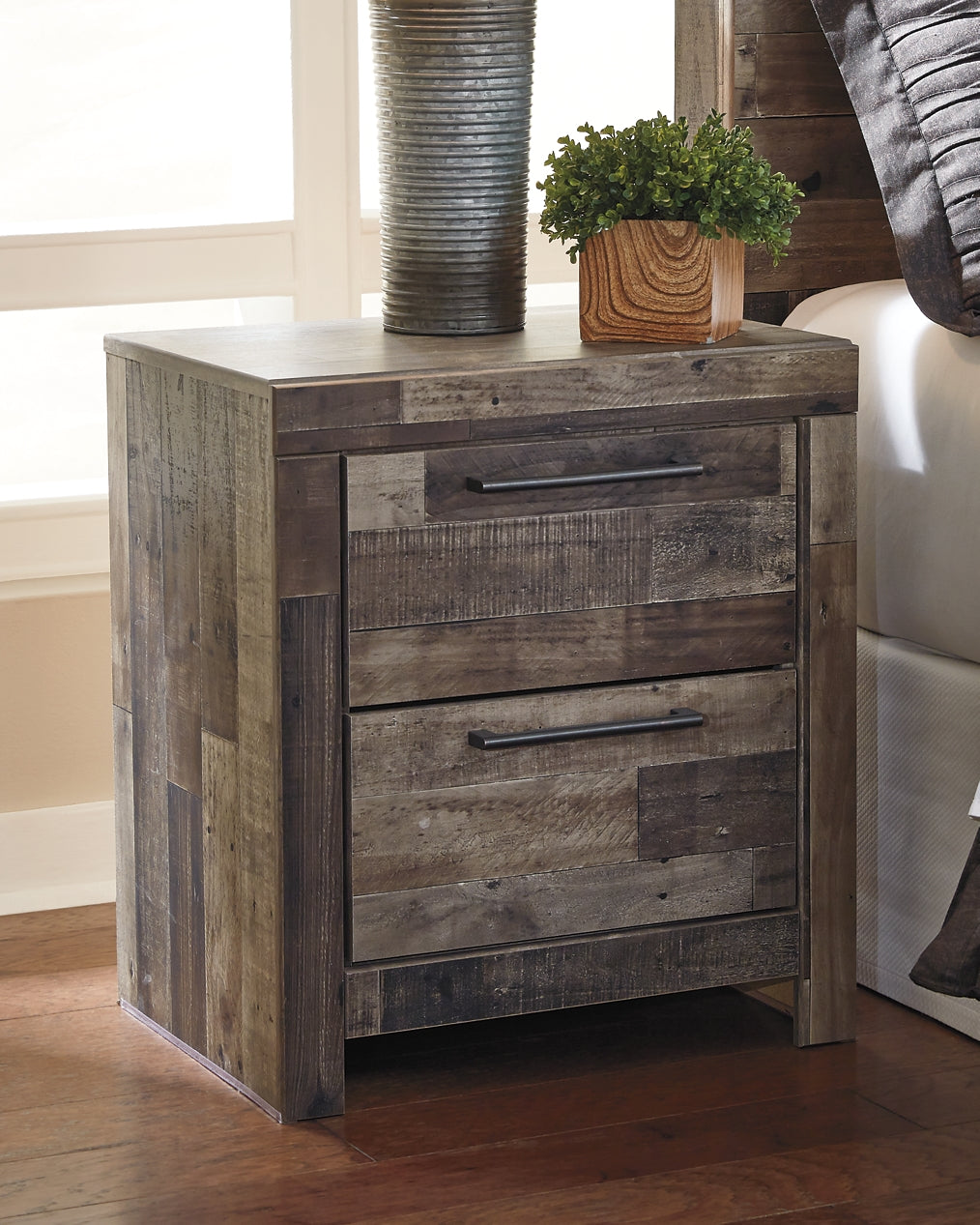Derekson Panel Bed With Mirrored Dresser, Chest And 2 Nightstands