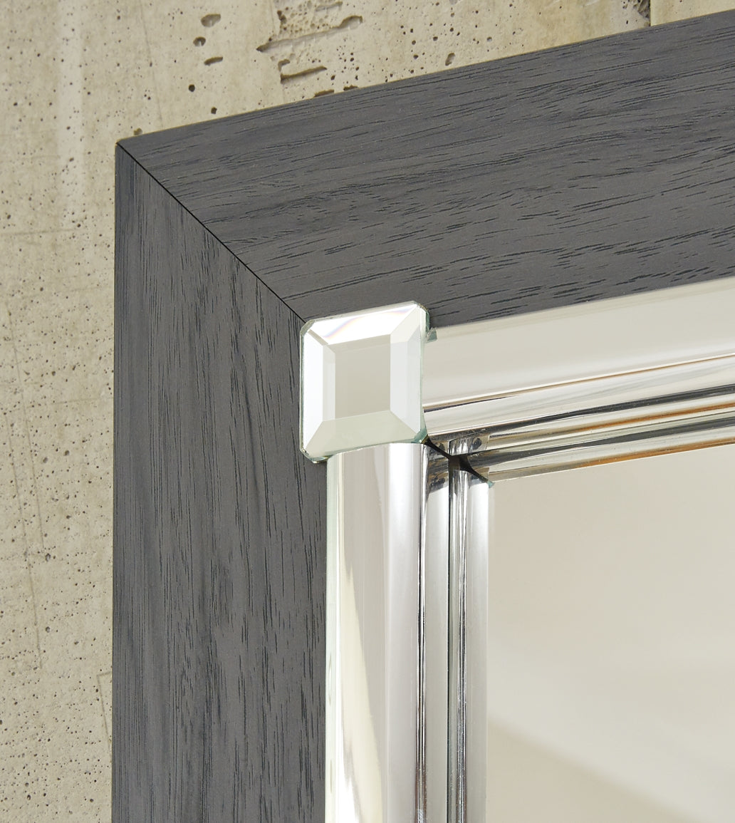 Lodanna Panel Bed With Mirrored Dresser