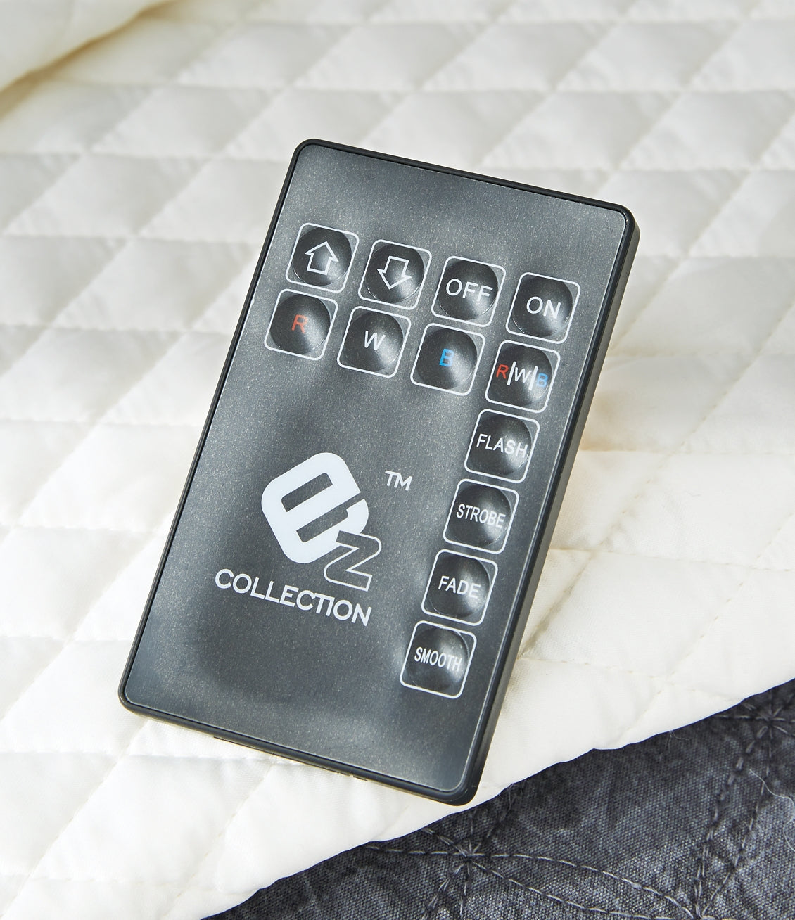Cama con paneles Lodanna y tocador con espejo