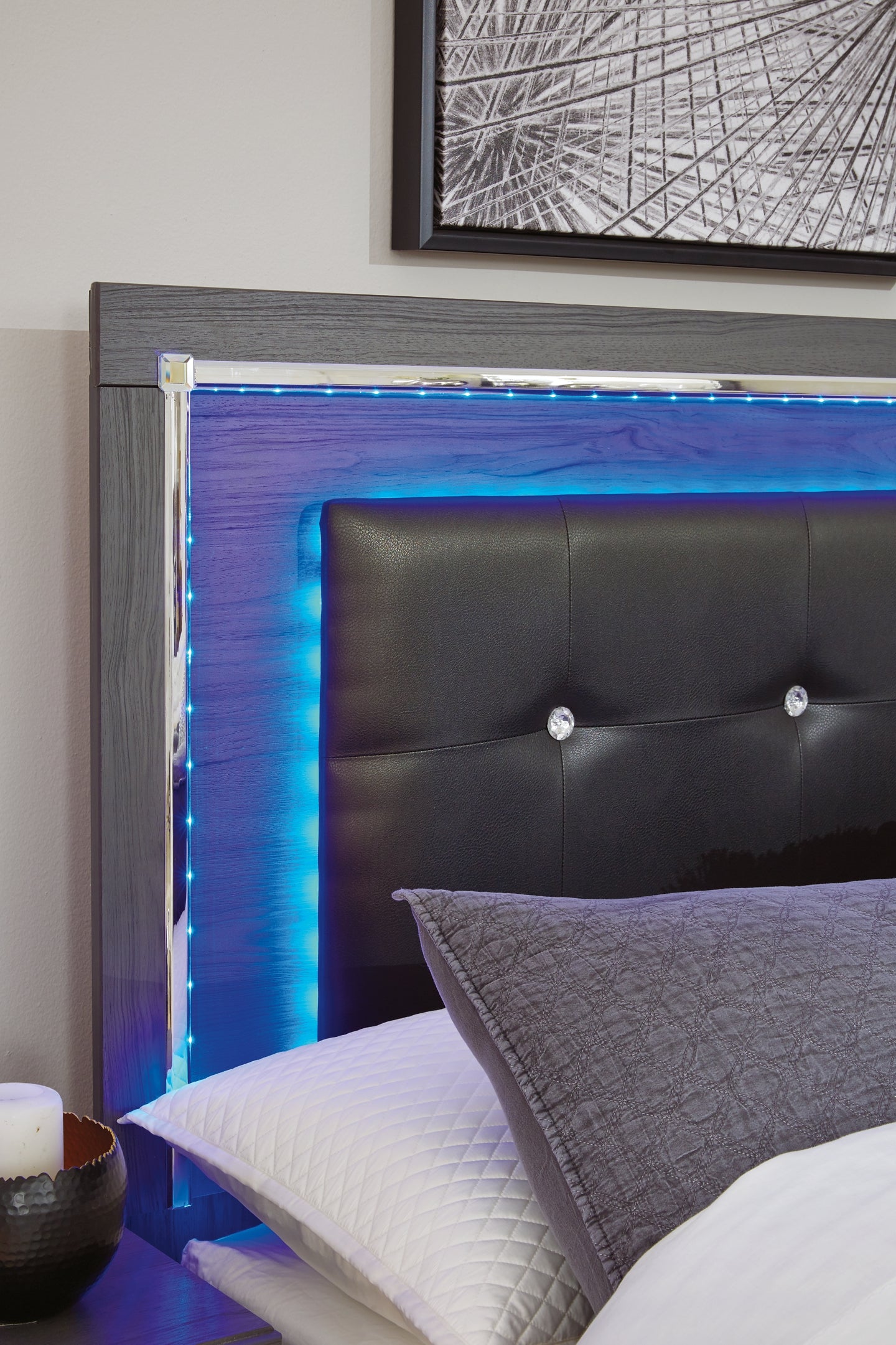 Lodanna Panel Bed With Mirrored Dresser