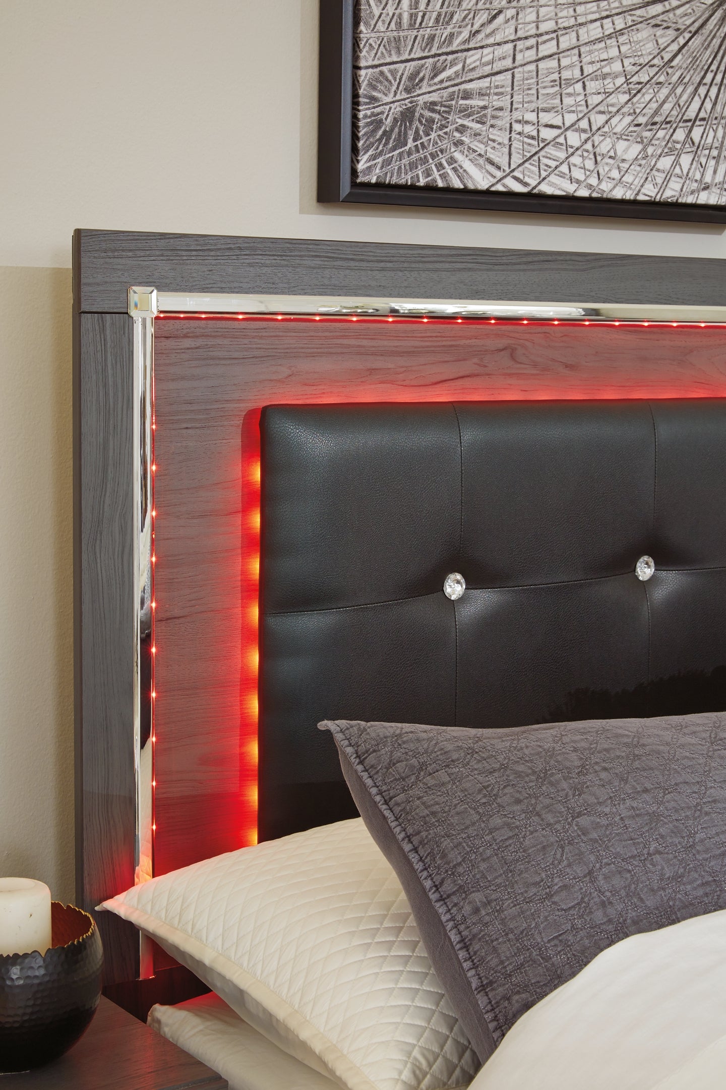 Lodanna Panel Bed With Mirrored Dresser