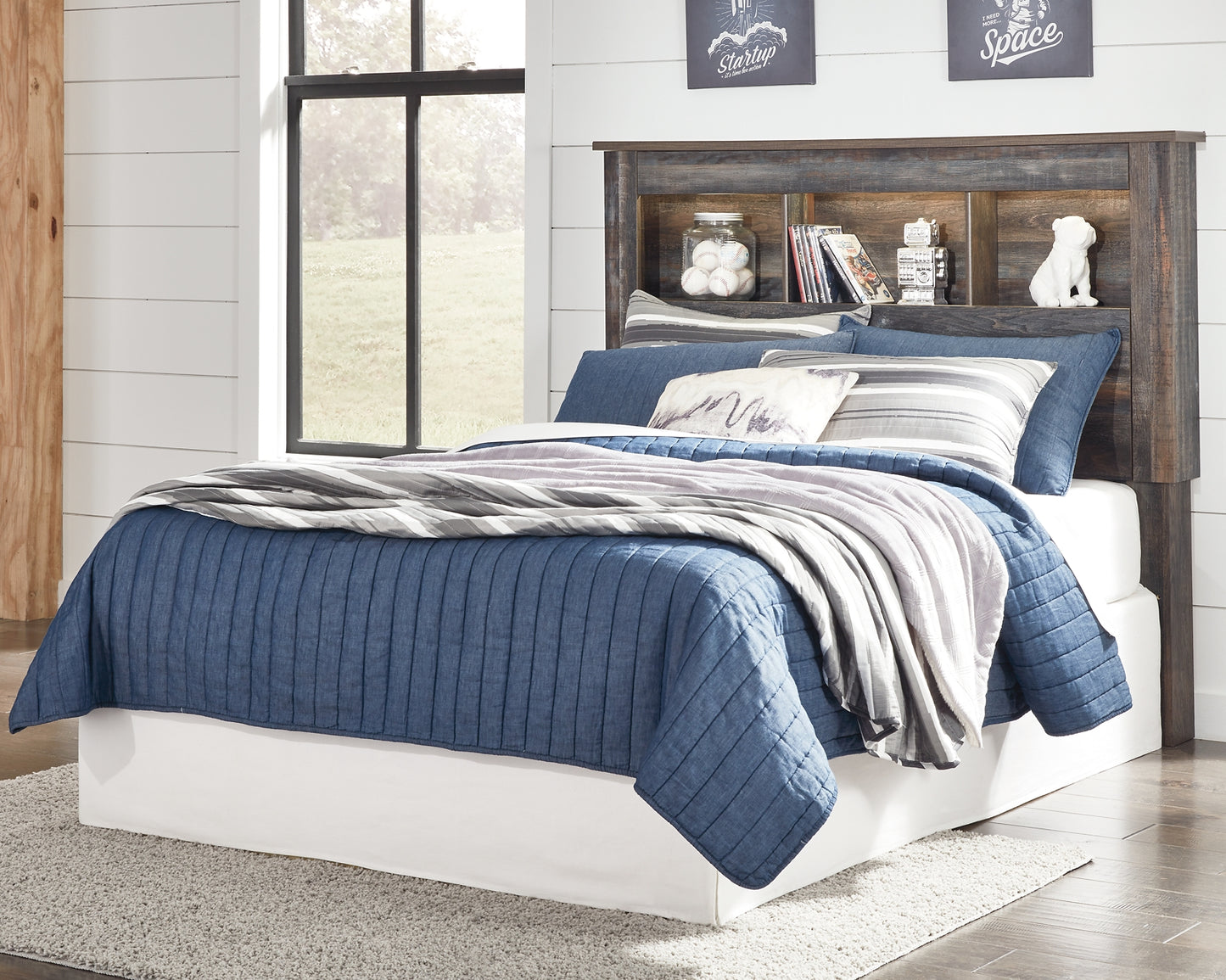 Drystan Bookcase Headboard With Mirrored Dresser And 2 Nightstands