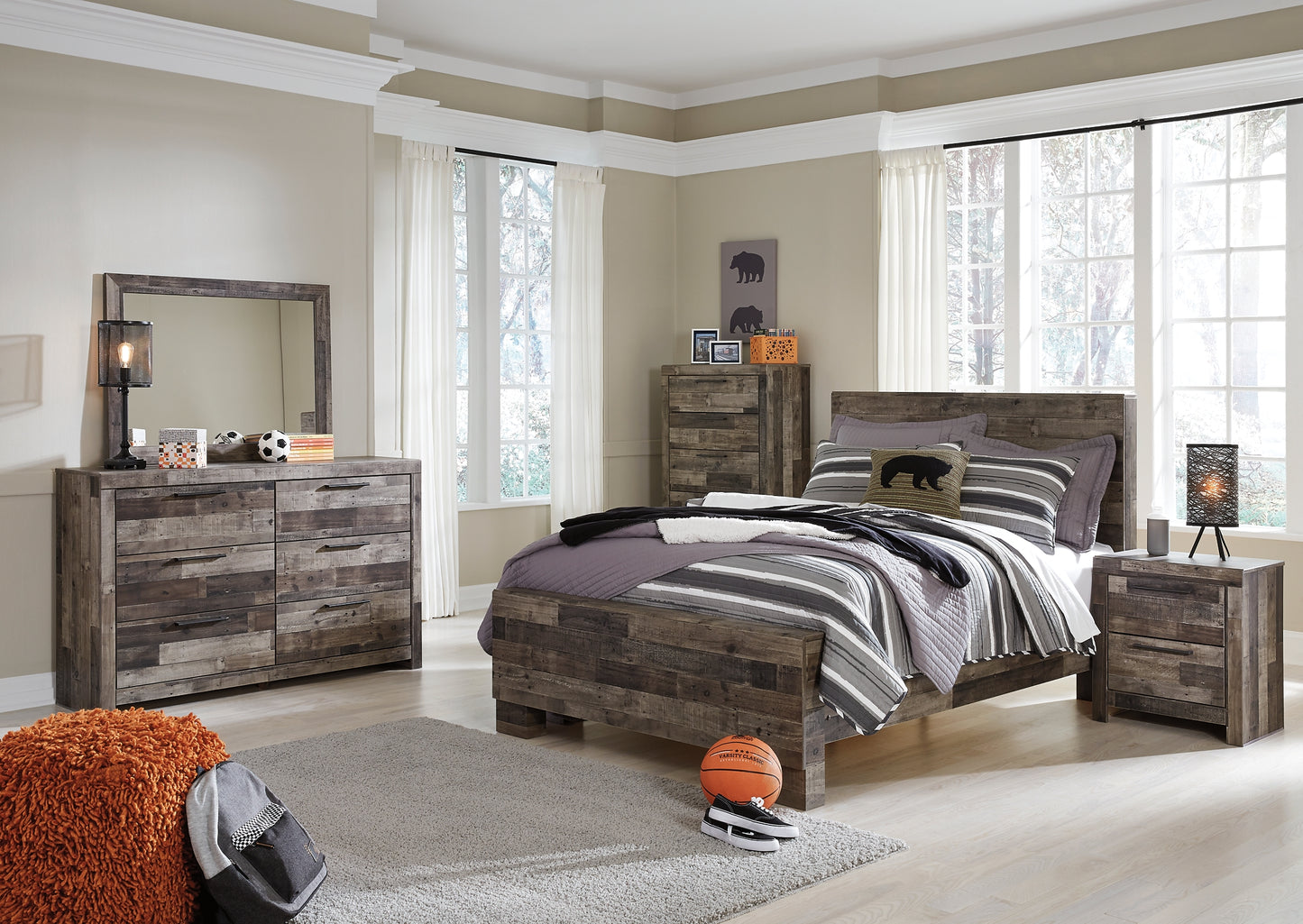 Cama Derekson con paneles, cómoda con espejo y mesita de noche