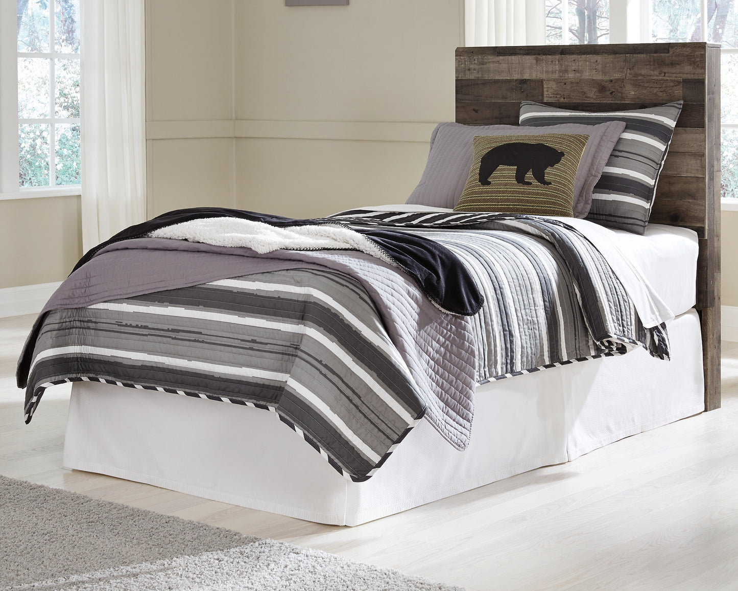 Derekson Panel Headboard With Mirrored Dresser And 2 Nightstands