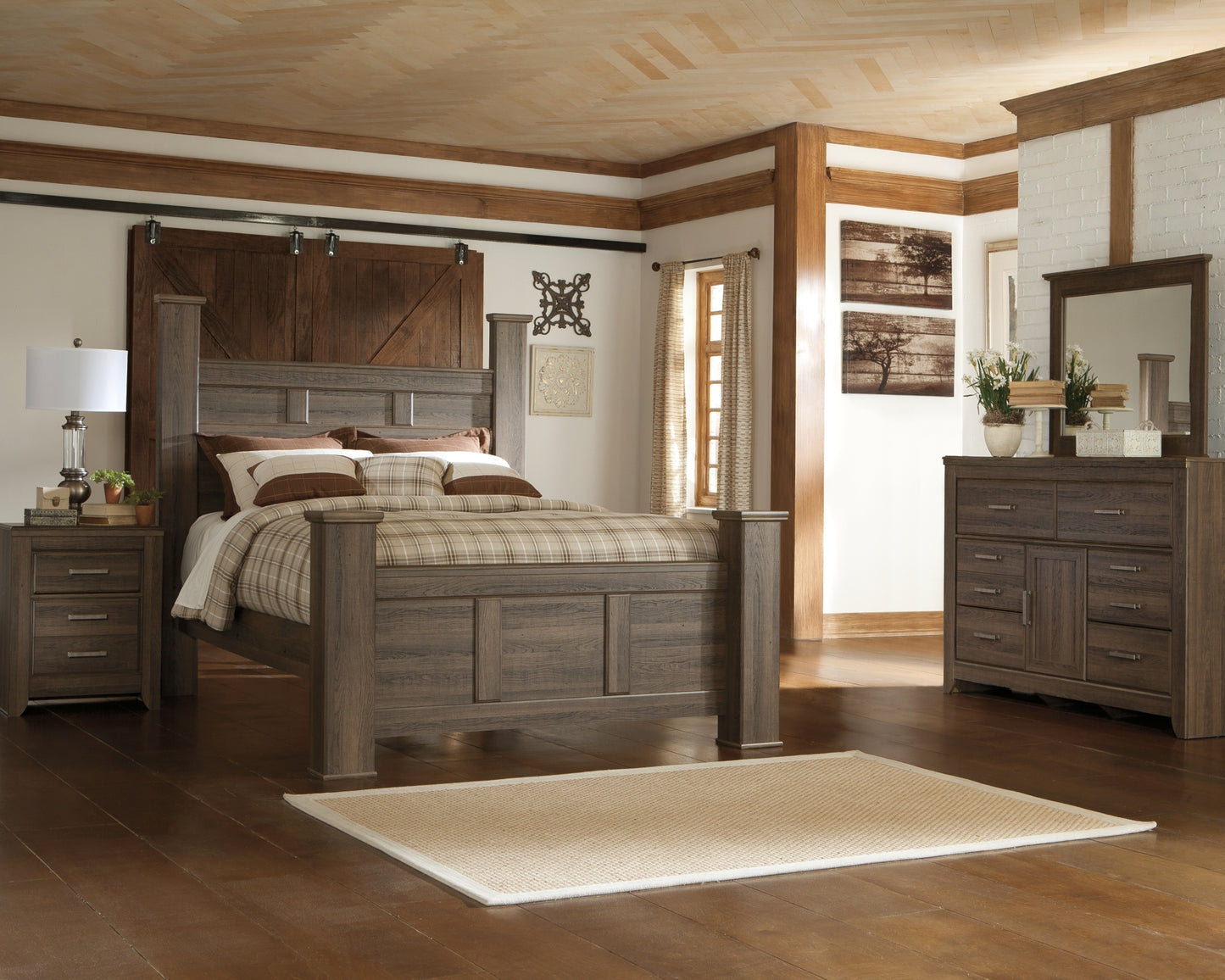 Juararo Poster Bed With Mirrored Dresser And Chest