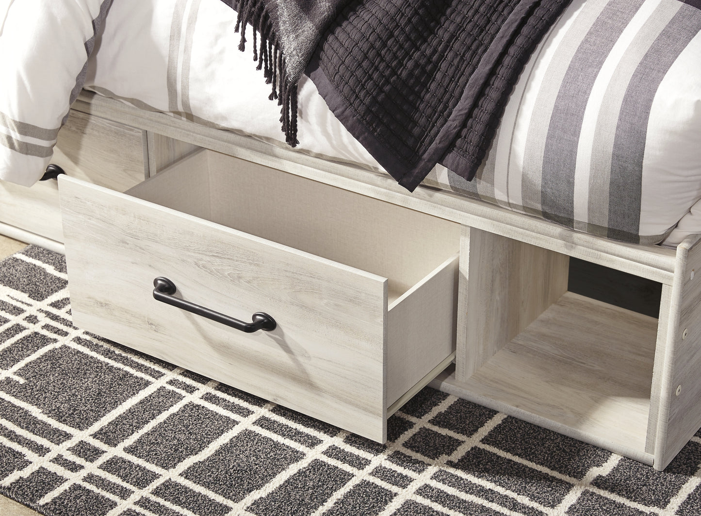 Cama Cambeck con dos cajones y cómoda con espejo