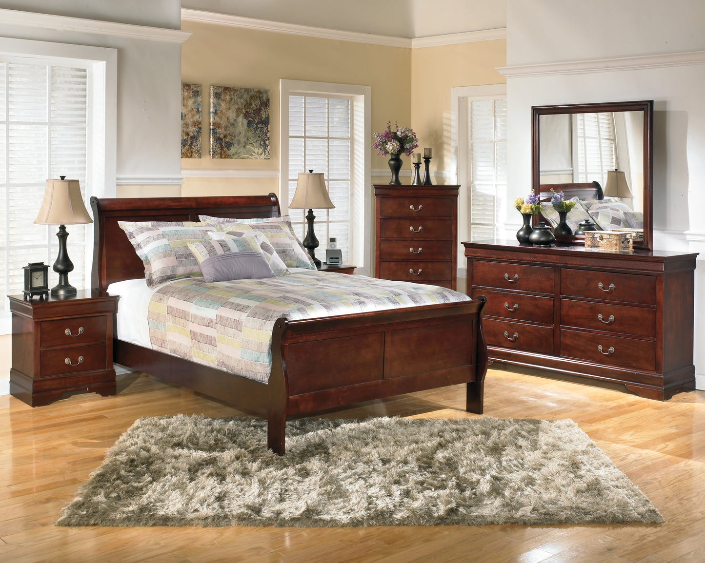 Alisdair Sleigh Bed With Mirrored Dresser, Chest And 2 Nightstands