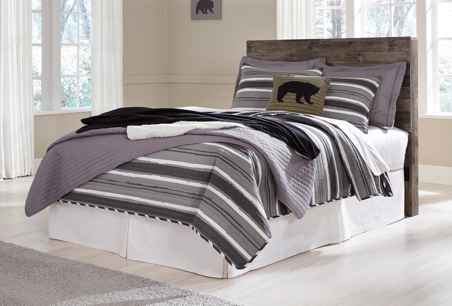 Derekson Panel Headboard With Mirrored Dresser, Chest And Nightstand