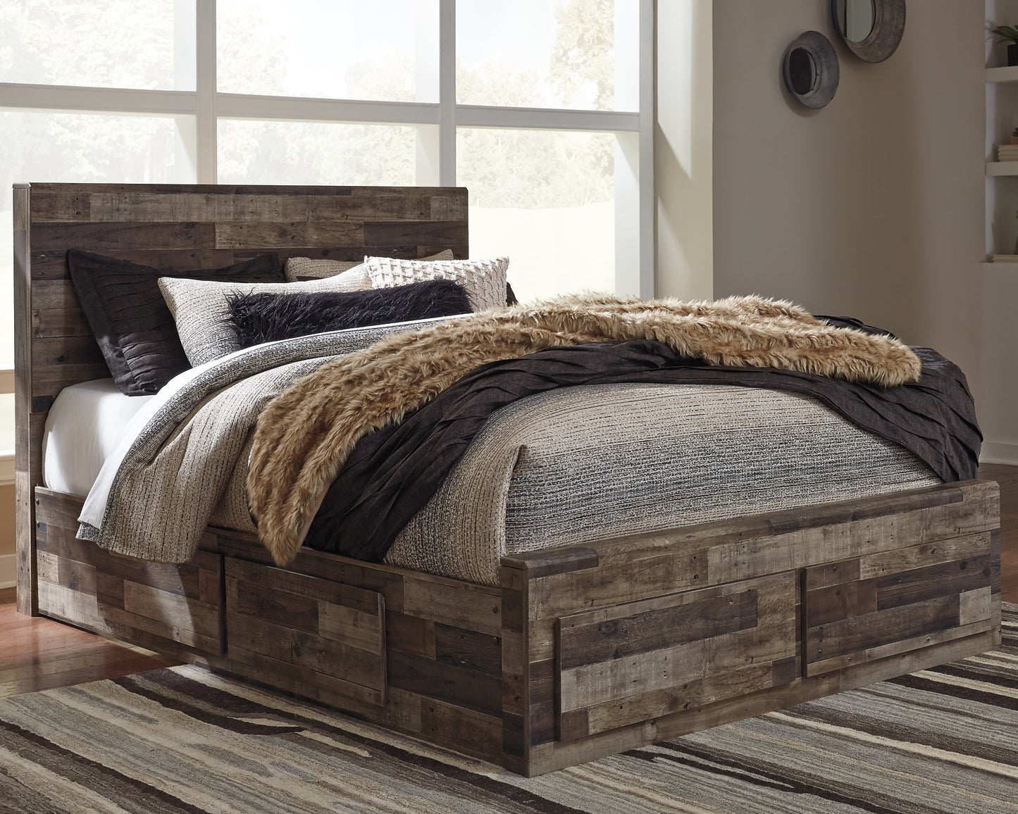Cama con paneles Derekson con 4 cajones y cómoda con espejo