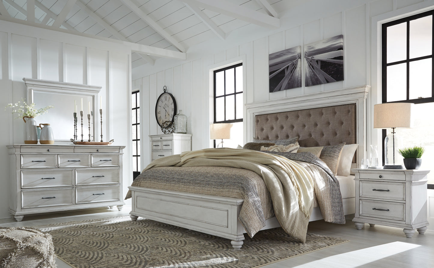 Cama con paneles Kanwyn, cómoda con espejo y arcón