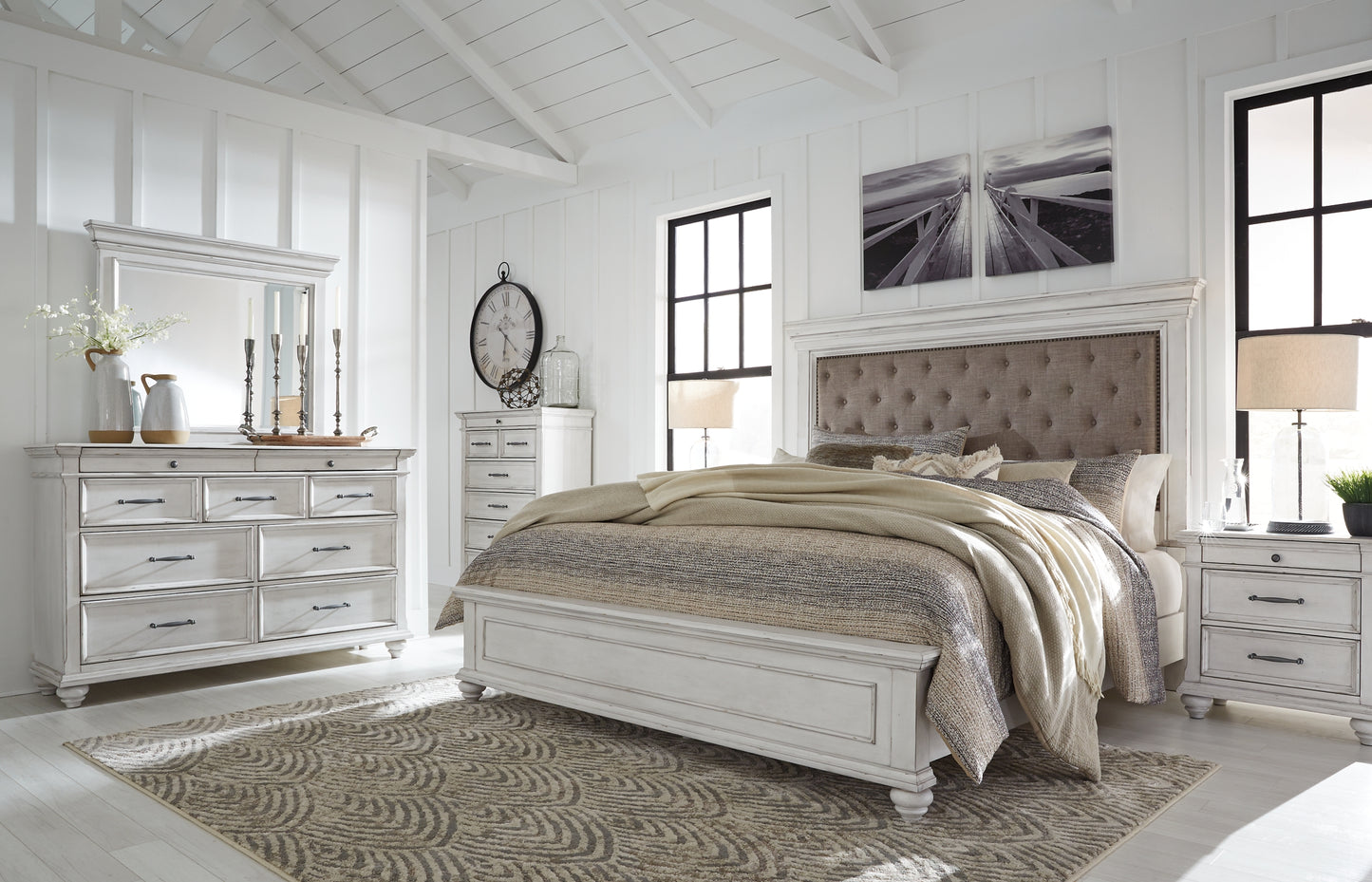 Cama con paneles Kanwyn, cómoda con espejo y mesita de noche