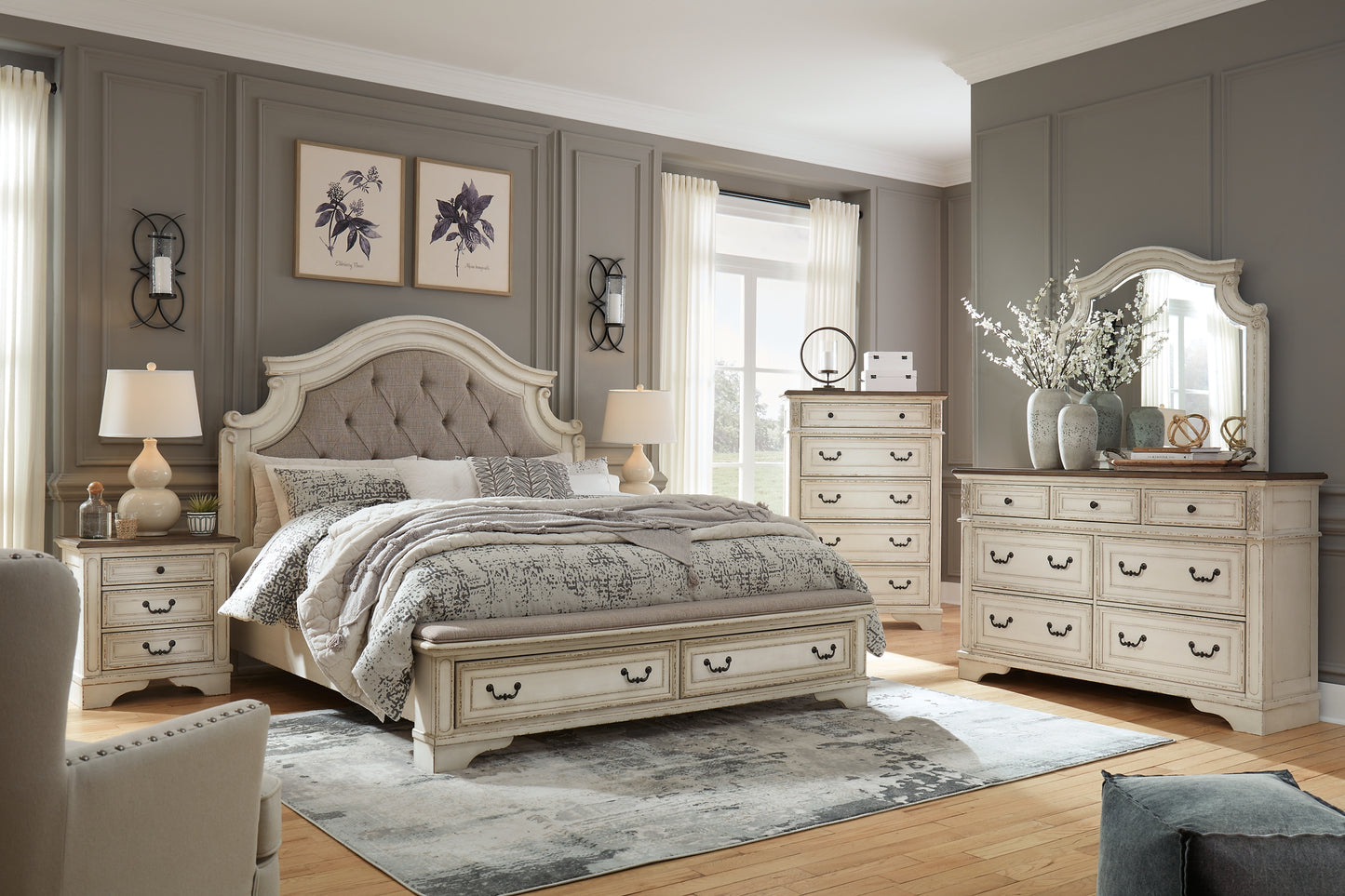 Cama tapizada Realyn California con tocador con espejo