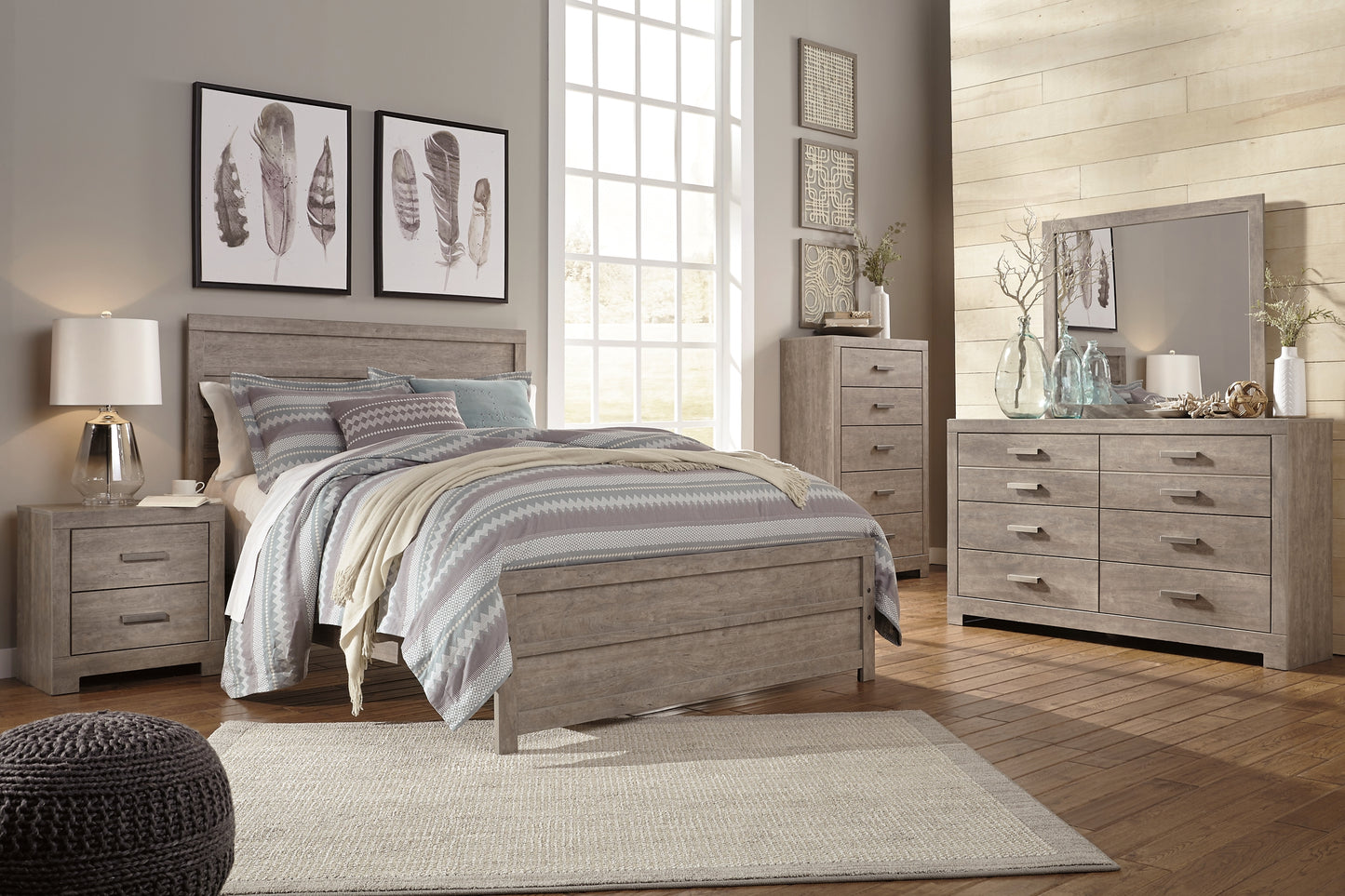 Cama con paneles Culverbach, cómoda con espejo y arcón