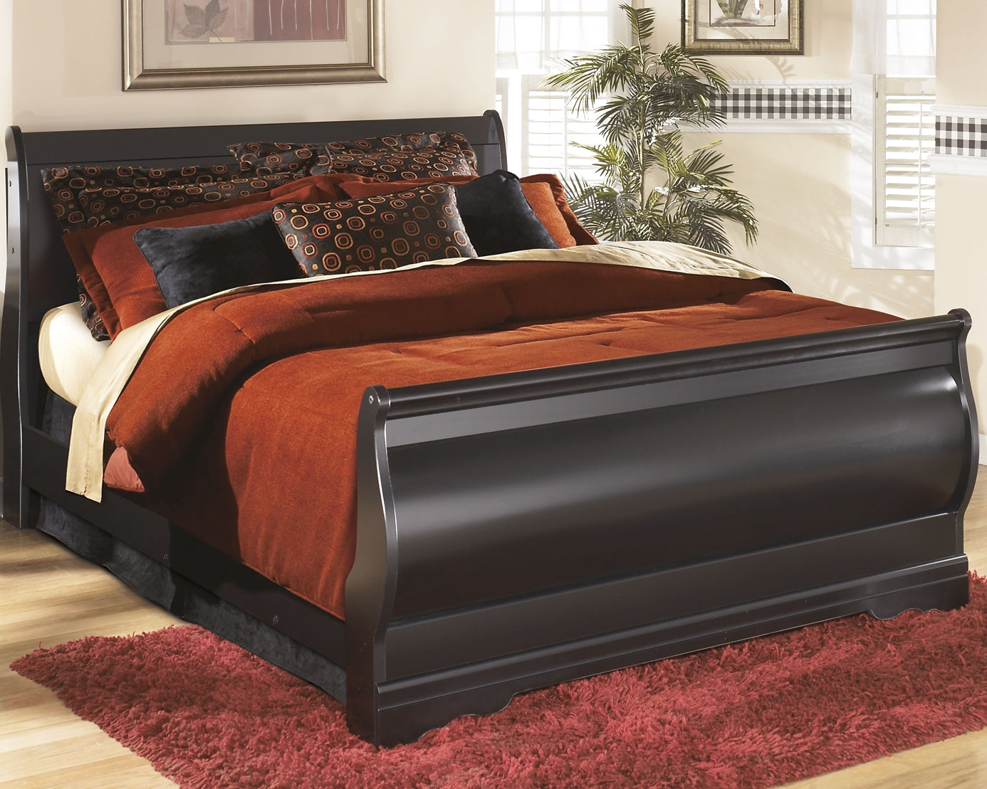 Cama estilo trineo Huey Vineyard con tocador con espejo y mesita de noche