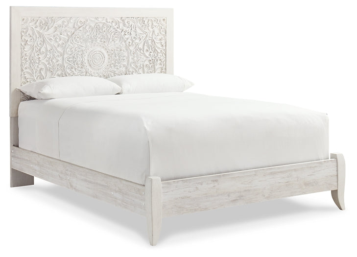 Cama Paxberry con paneles, tocador con espejo y mesita de noche