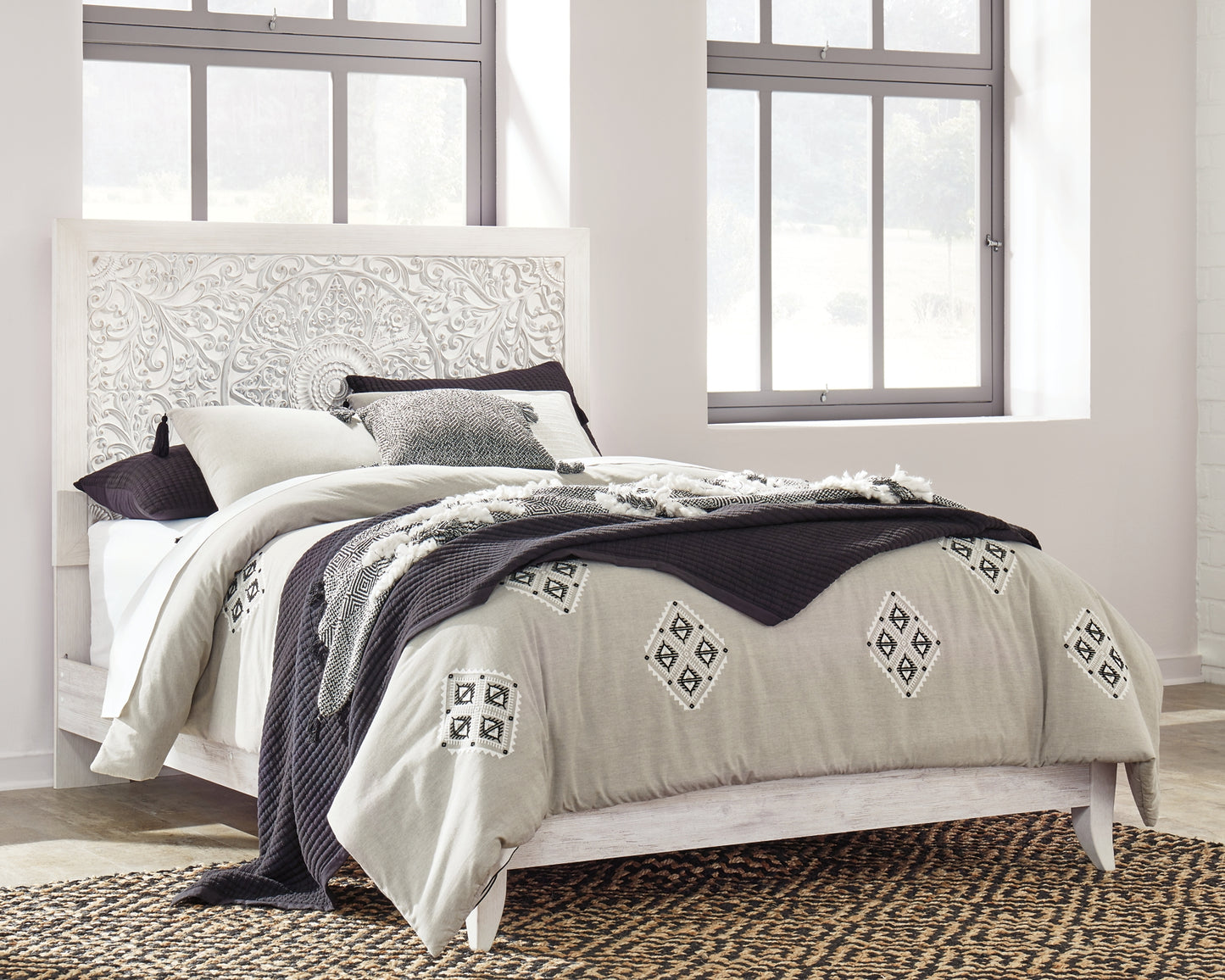 Cama Paxberry con paneles, tocador con espejo y mesita de noche