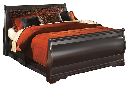 Cama estilo trineo Huey Vineyard con tocador con espejo y mesita de noche