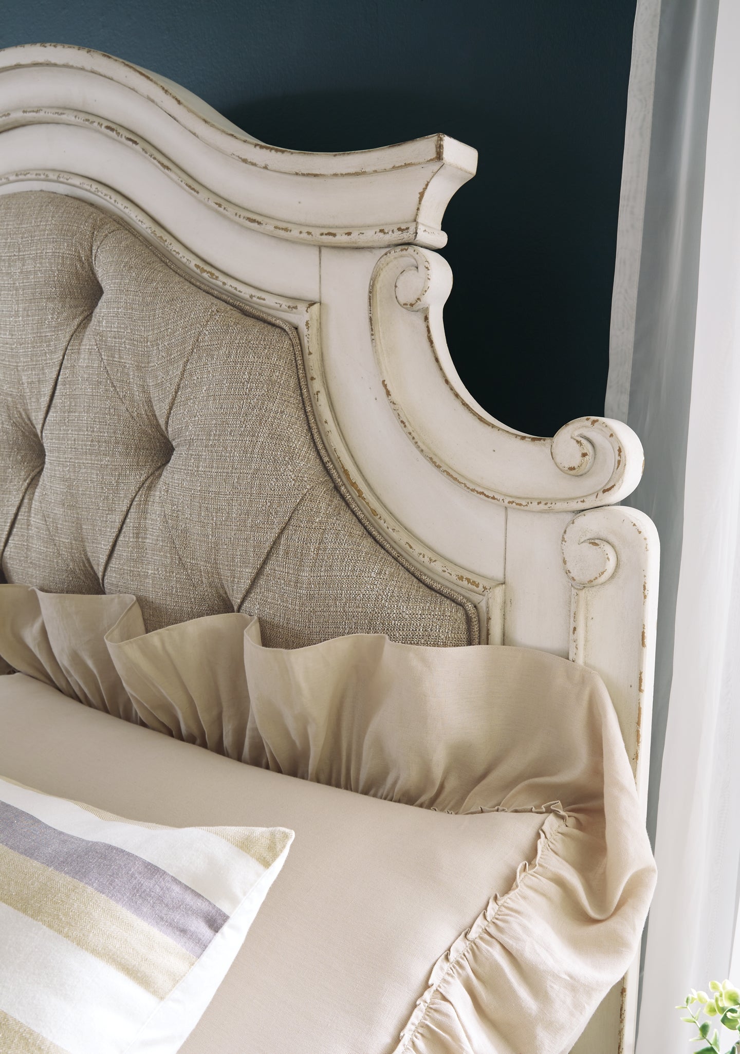 Cama tapizada Realyn con paneles y tocador con espejo
