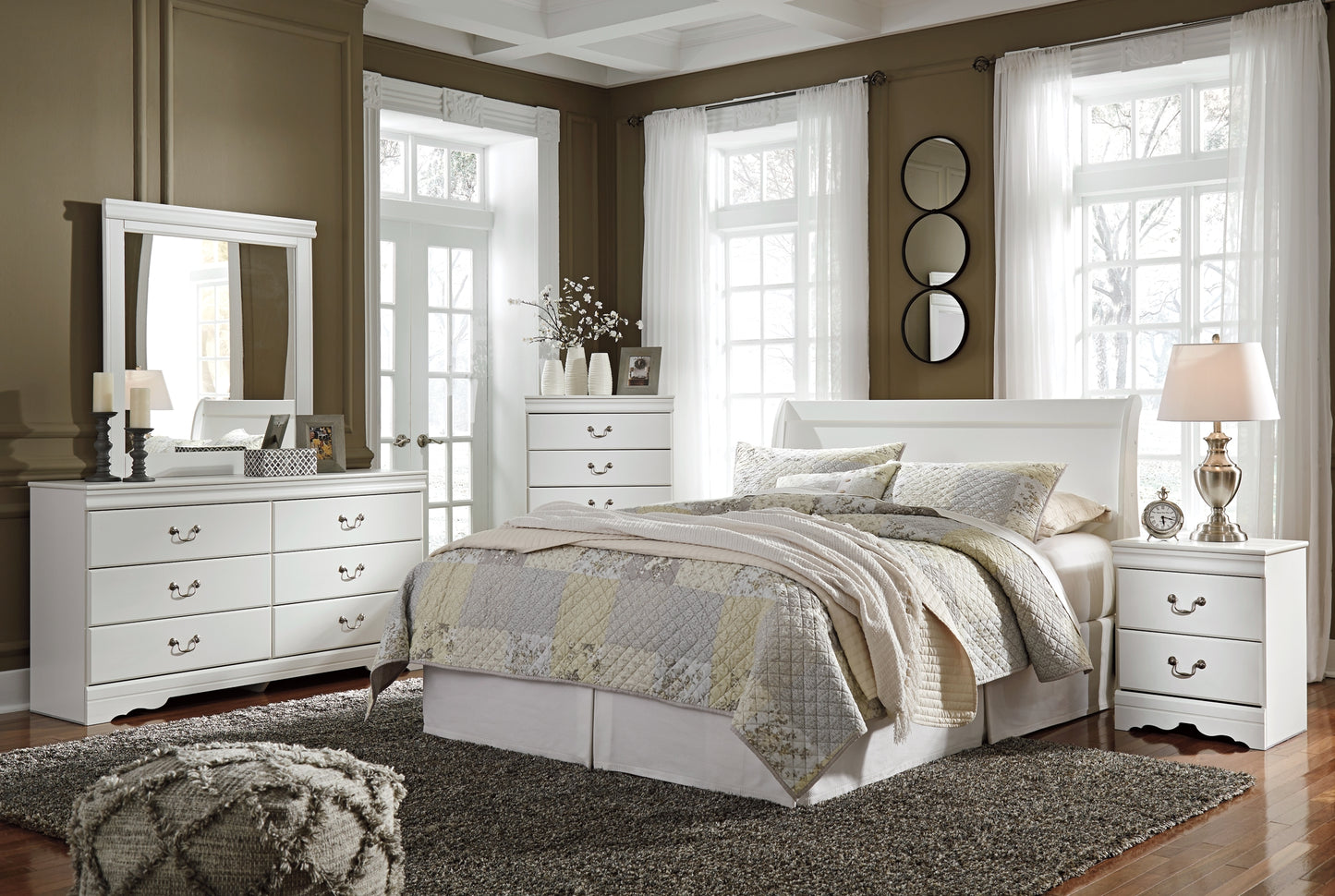 Cabecero de cama estilo trineo Anarasia con cómoda y espejo