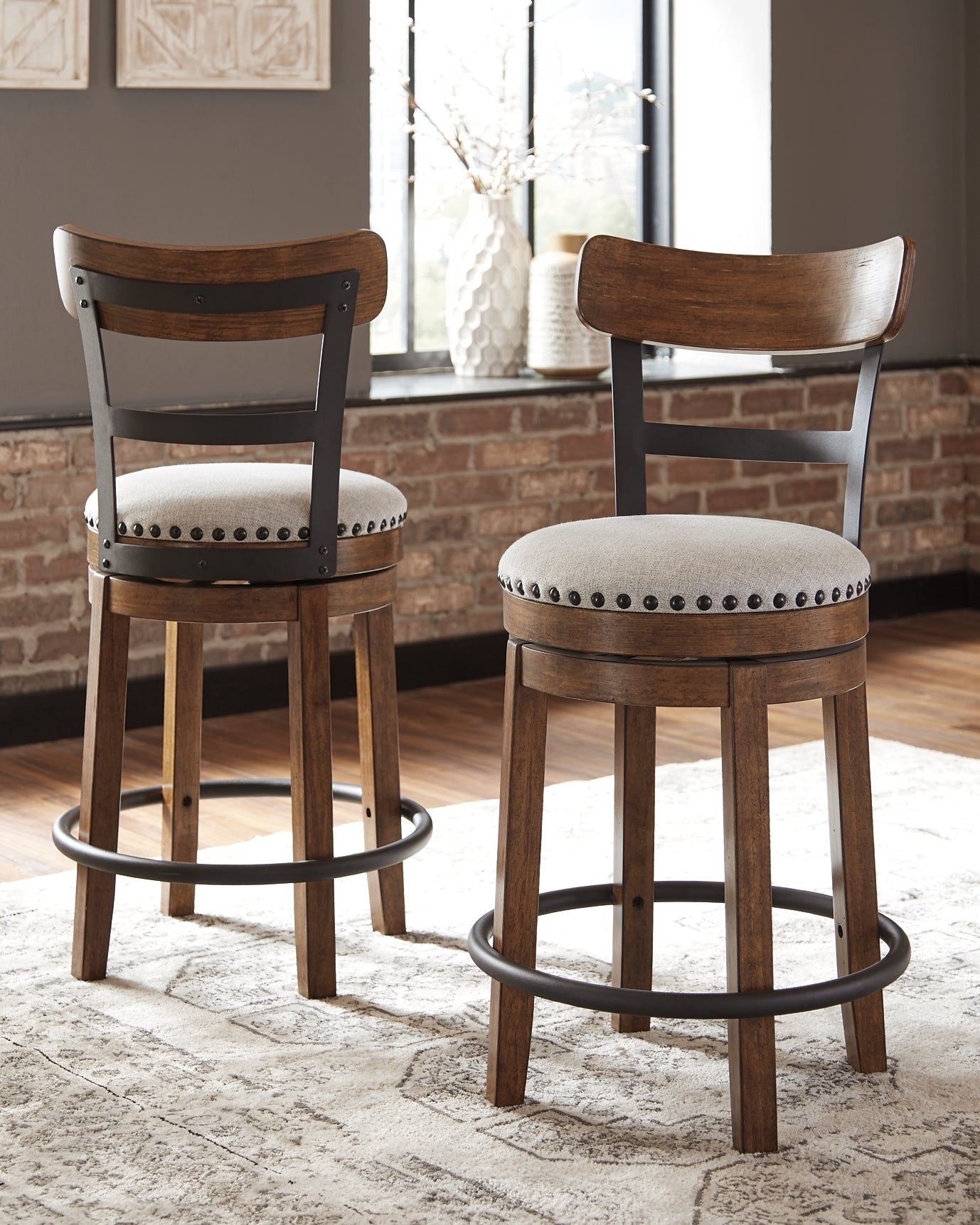 Mesa de comedor de altura de mostrador Valebeck y 4 taburetes