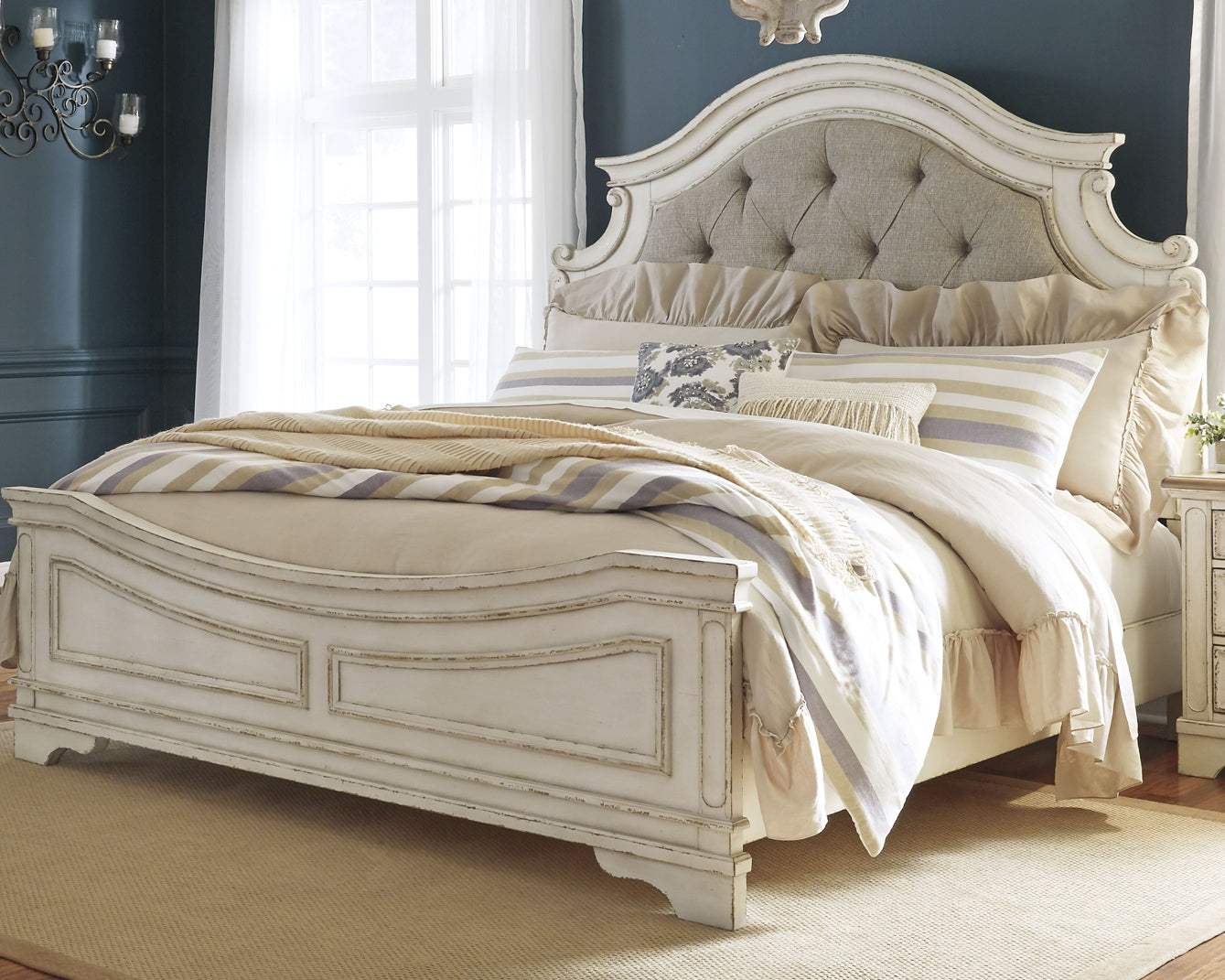 Cama tapizada Realyn con tocador y cómoda con espejo