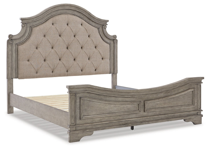 Cama California con paneles Lodenbay, cómoda con espejo y mesita de noche