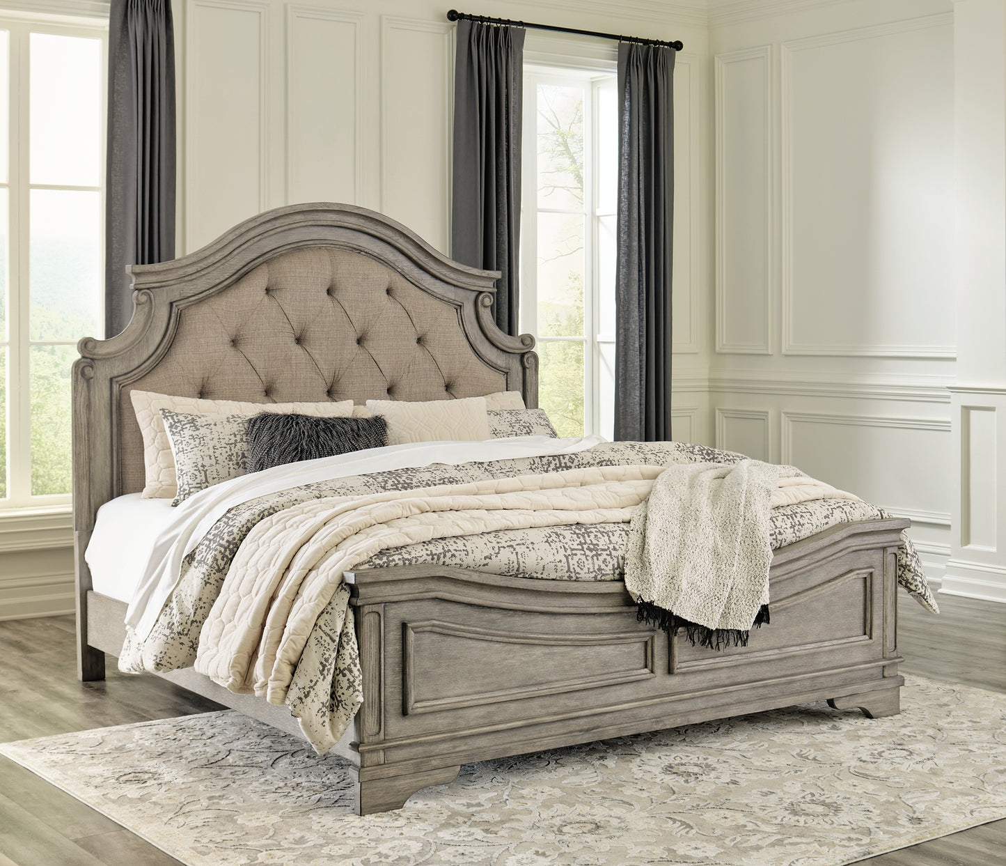 Cama California con paneles Lodenbay, cómoda con espejo y mesita de noche
