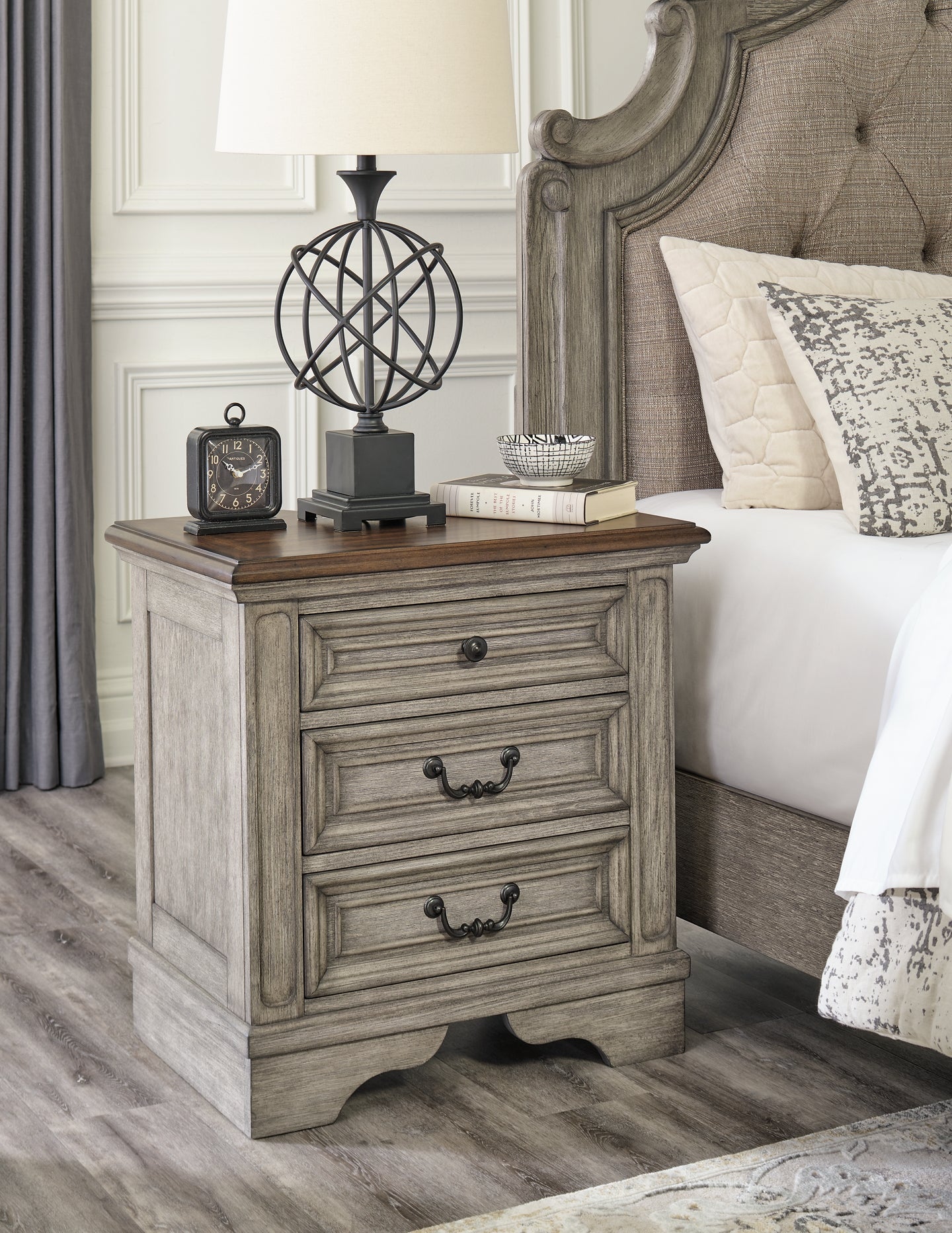 Cama California con paneles Lodenbay, cómoda con espejo y mesita de noche