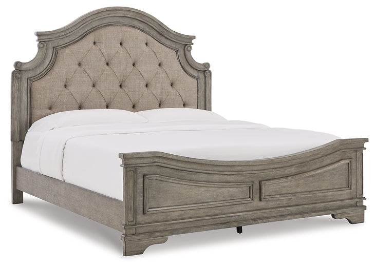 Cama California con paneles Lodenbay, cómoda con espejo y cómoda