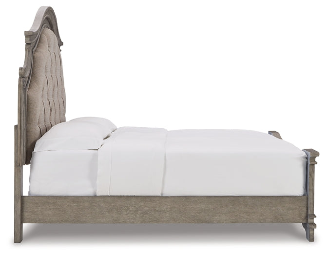 Cama California con paneles y tocador con espejo de Lodenbay