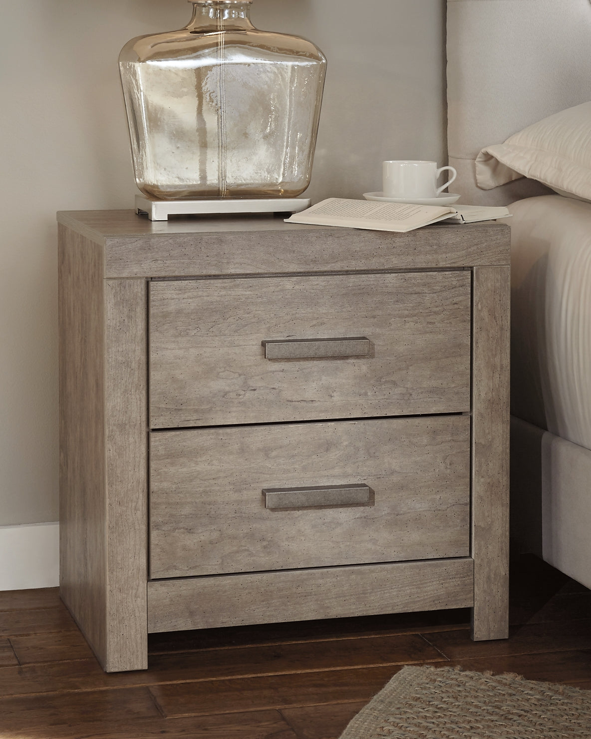 Cama Culverbach con paneles, cómoda con espejo y mesita de noche