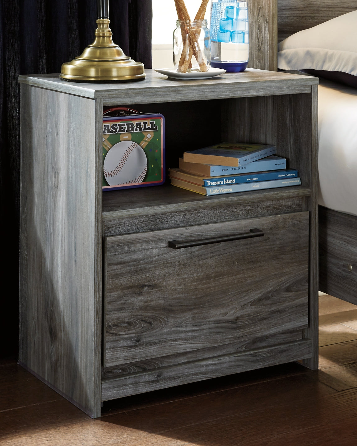 Cama Baystorm con dos cajones, cómoda con espejo y mesita de noche