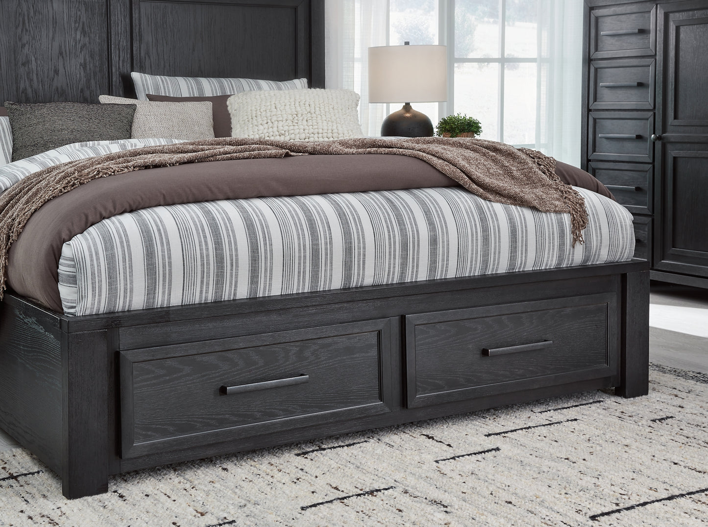 Cama con almacenamiento y paneles California de Foyland, cómoda con espejo y arcón