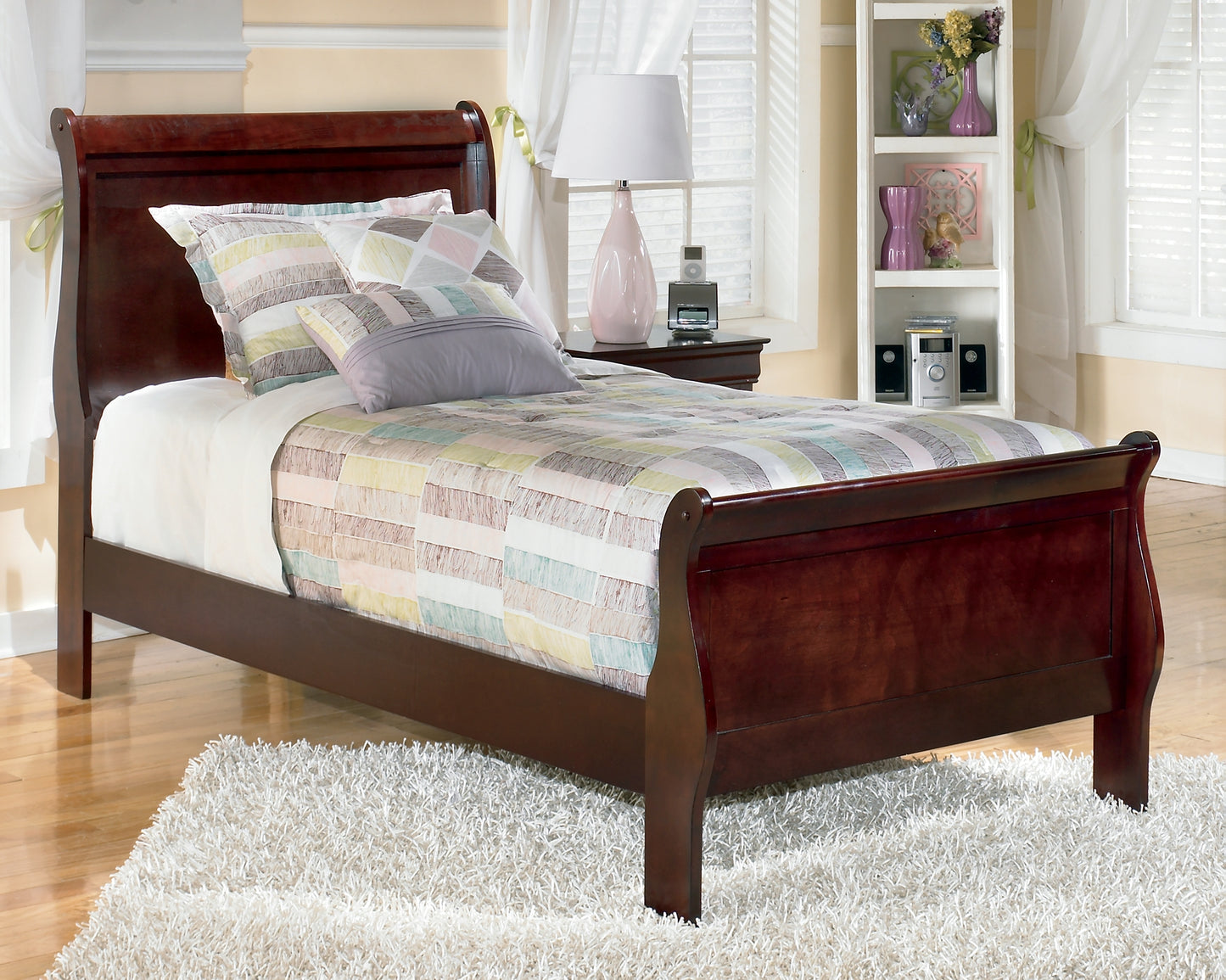 Alisdair Sleigh Bed With Mirrored Dresser And 2 Nightstands