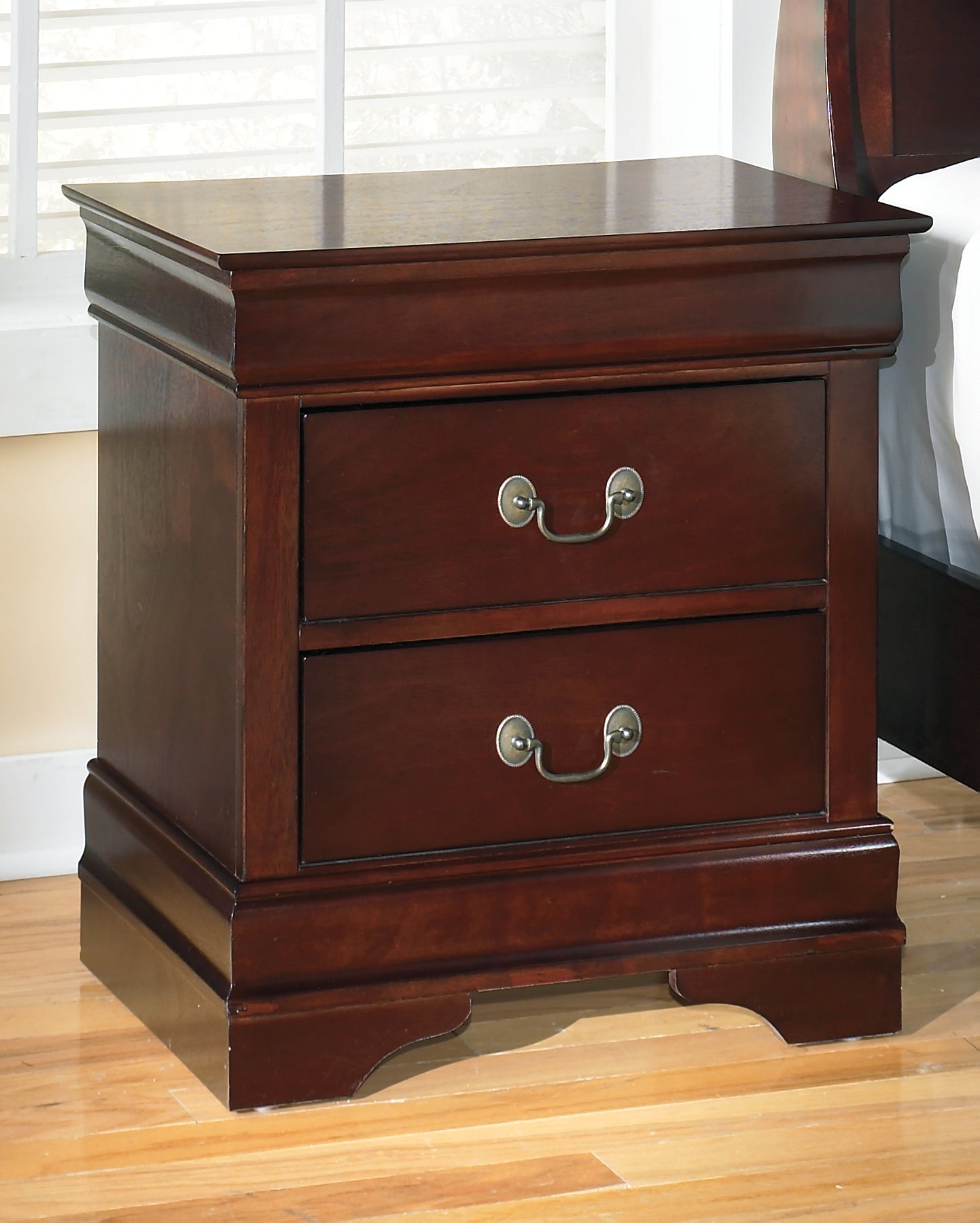 Alisdair Sleigh Bed With Mirrored Dresser And 2 Nightstands