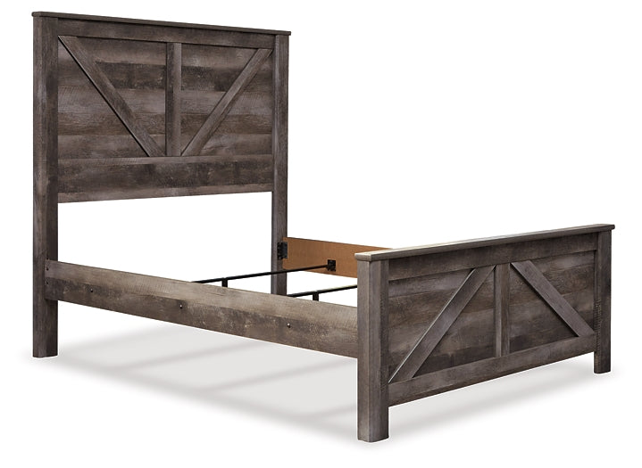 Cama Wynnlow Crossbuck con paneles, cómoda con espejo, arcón y mesita de noche