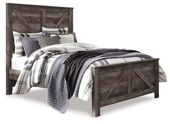 Cama Wynnlow Crossbuck con paneles, cómoda con espejo, arcón y mesita de noche