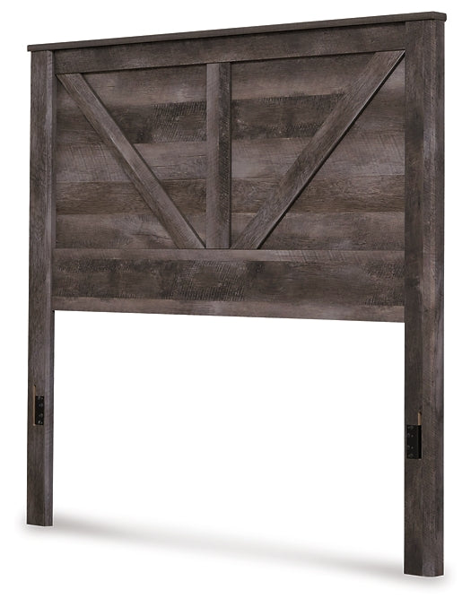 Cama Wynnlow Crossbuck con paneles, cómoda con espejo, arcón y mesita de noche