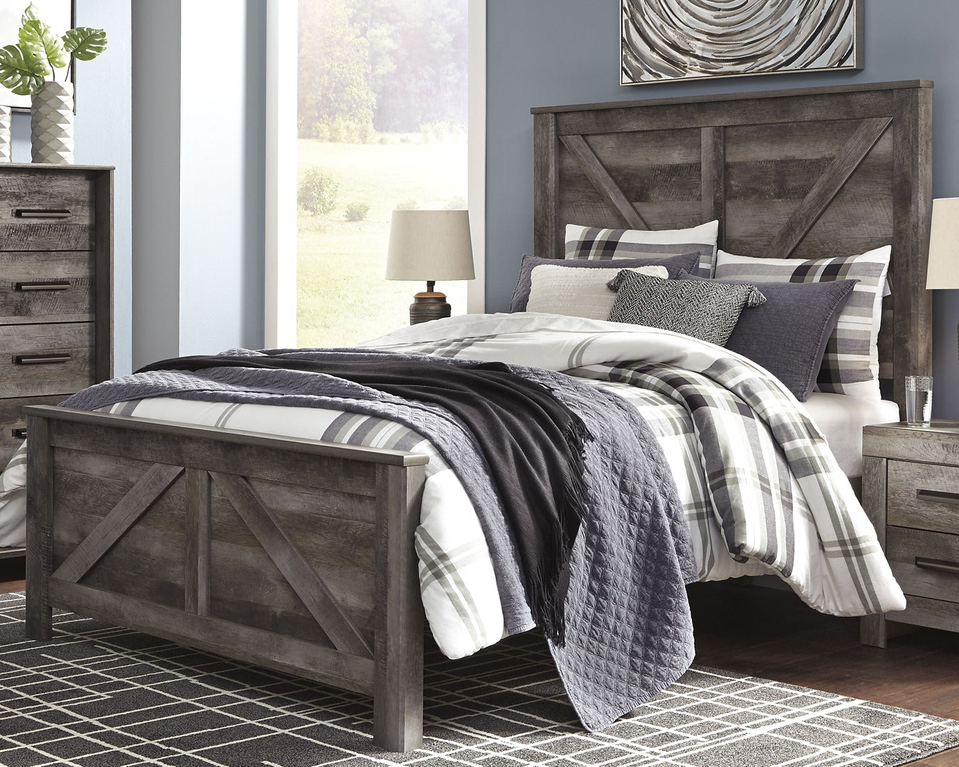 Cama Wynnlow Crossbuck con paneles, cómoda con espejo, arcón y mesita de noche