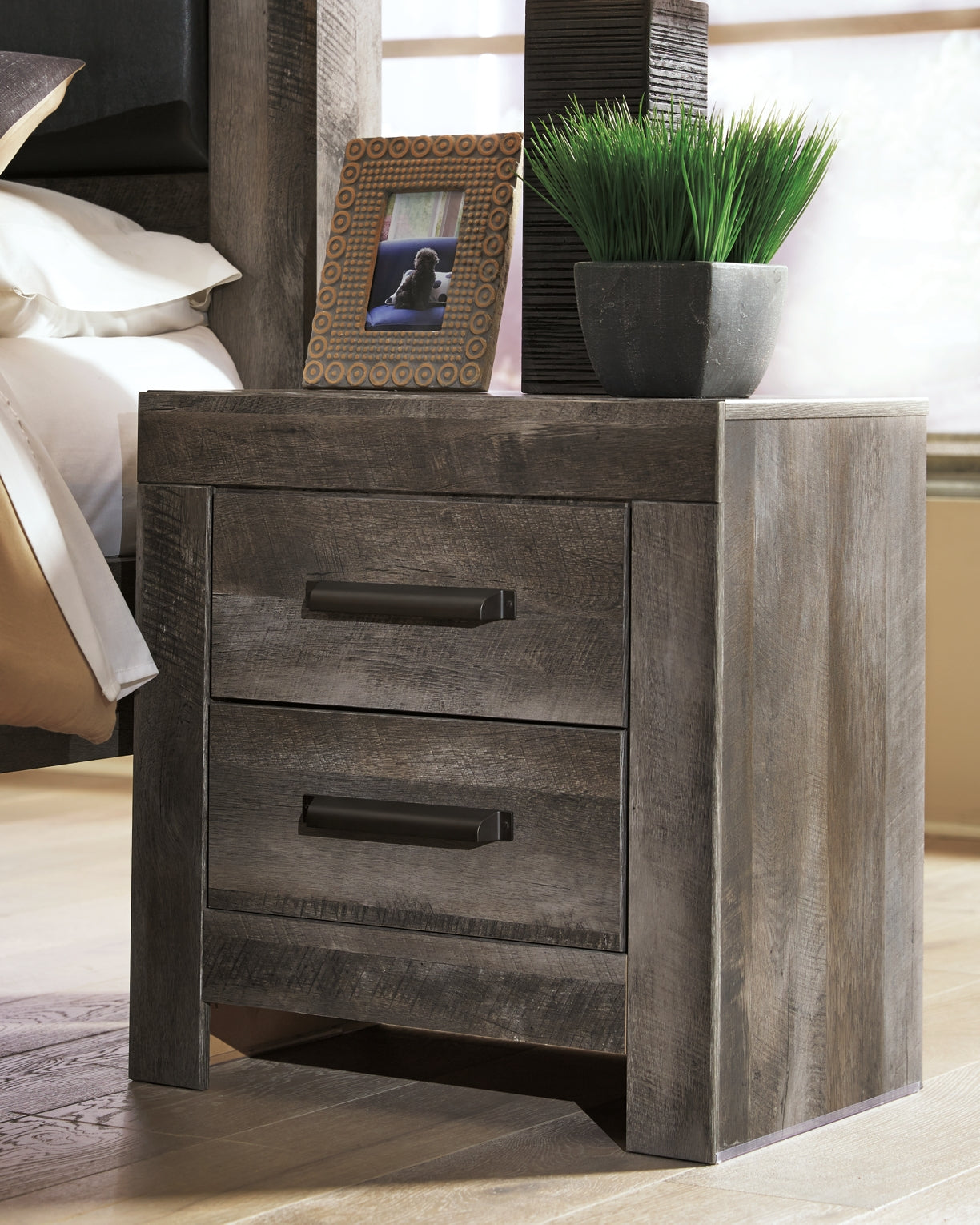 Cama con dosel Wynnlow con tocador con espejo, cómoda y mesita de noche