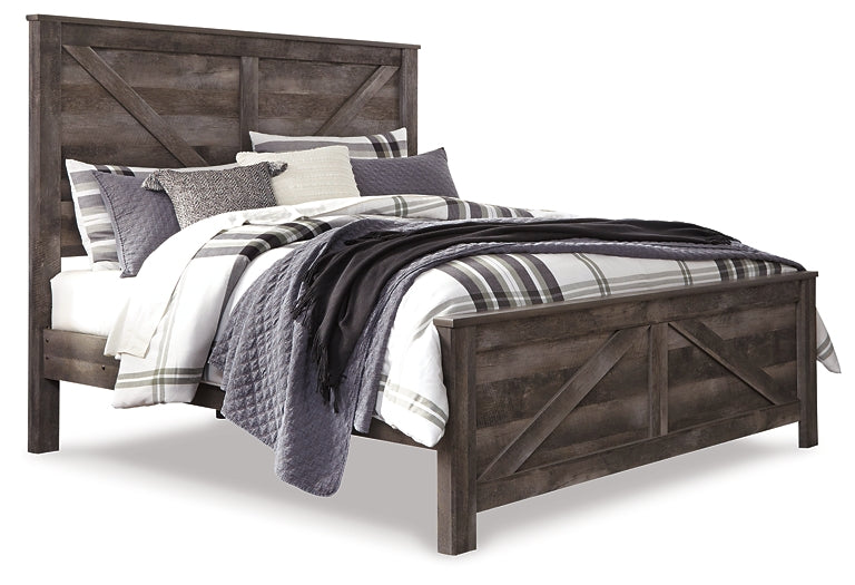 Cama Wynnlow Crossbuck con paneles, cómoda con espejo, arcón y mesita de noche