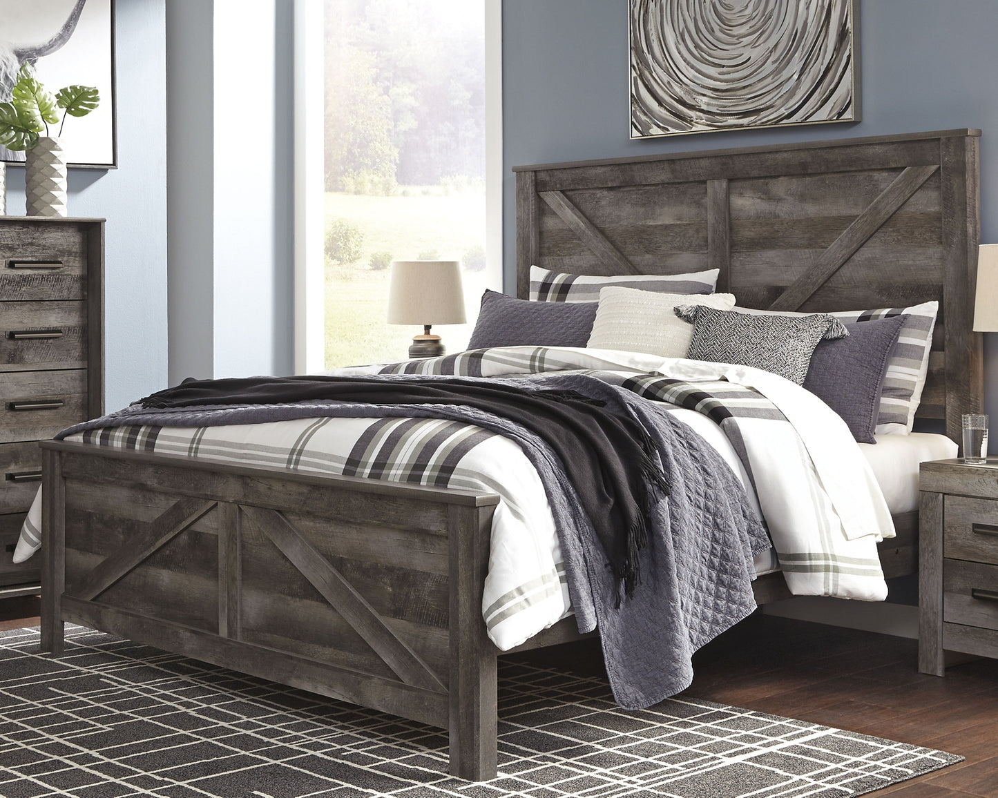 Cama Wynnlow Crossbuck con paneles, cómoda con espejo, arcón y mesita de noche