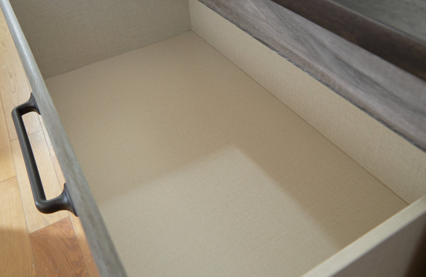 Cama Bronyan con paneles, cómoda y espejo