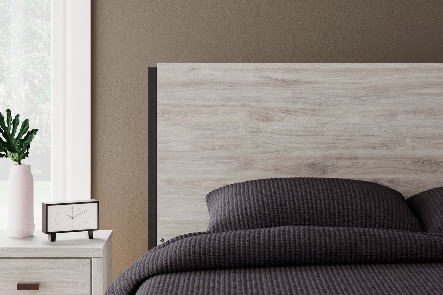 Cama Vessalli con paneles, cómoda con espejo y mesita de noche