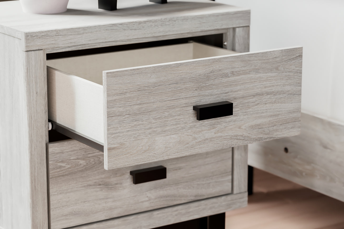 Cama Vessalli con paneles, cómoda con espejo y mesita de noche