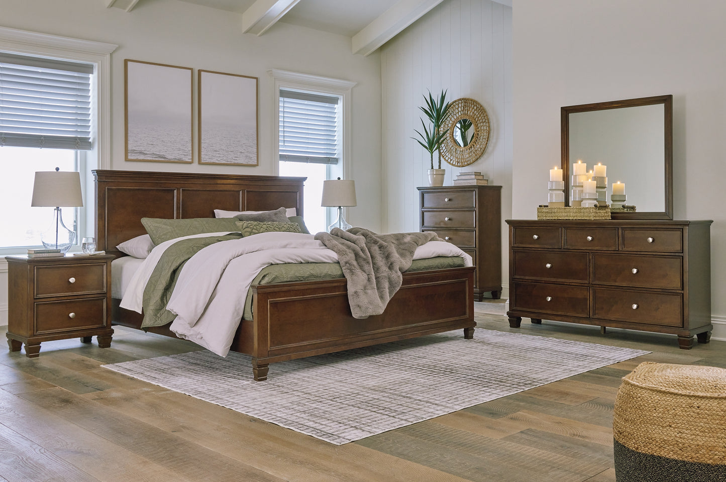 Cama con paneles Danabrin, cómoda con espejo y mesita de noche